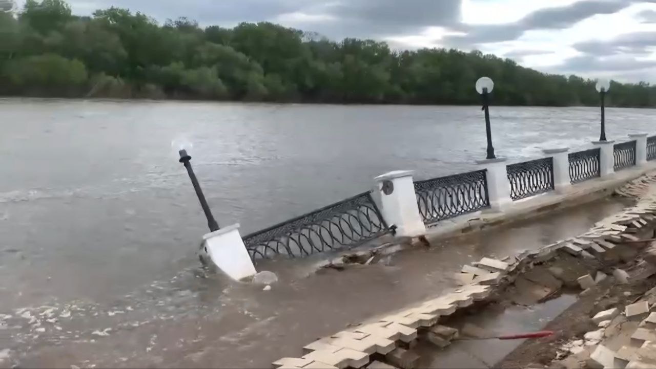 В Оренбурге после паводка на набережной Урала ограждение рухнуло в воду —  Новости Оренбурга и Оренбургской области на РИА56