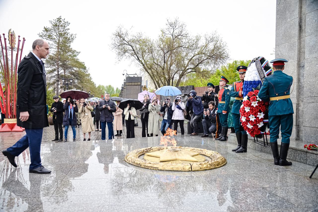 В Оренбурге в нескольких местах прошло торжественное возложение цветов к  мемориалам — Новости Оренбурга и Оренбургской области на РИА56