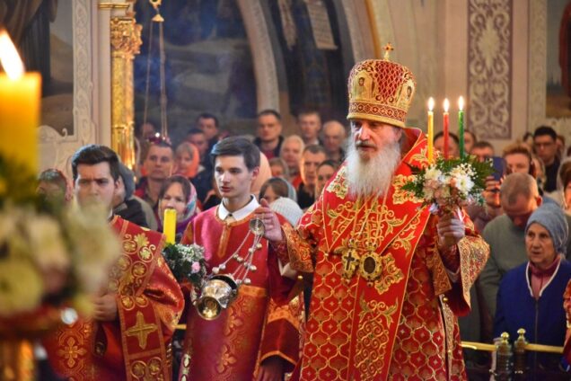 В пасхальную ночь митрополит Петр молился о Святой Руси в соборе Оренбурга