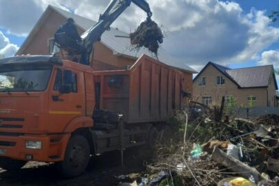 После паводка в Оренбурге убирают мусор и проводят дезинфекцию