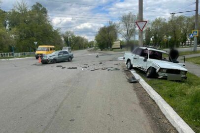 В Оренбурге столкнулись «ВАЗ» и «Шевроле Ланос». Пострадала 22-летняя пассажирка иномарки