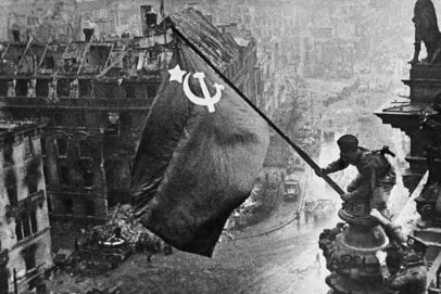 1 мая сержант Егоров и младший сержант Кантария водрузили Знамя Победы на крыше Рейхстага