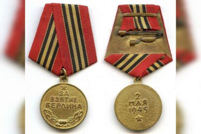 3 мая 1945 года изготовлены первые образцы в металле медали «За взятие Берлина»