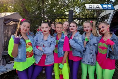 Джинсовые косухи и розовые лосины: Оренбург отмечает свой день под хиты 90-х