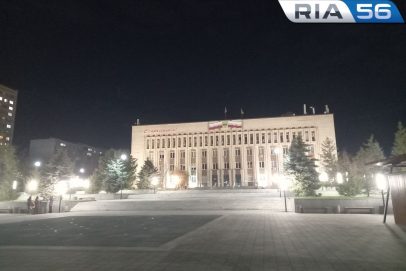 Огни ночного города. У администрации Южного округа Оренбурга засиял обновленный сквер
