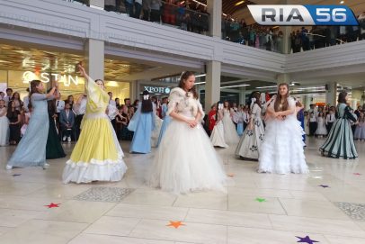 200 пар в вальсе. Оренбургский район празднует День лицеиста