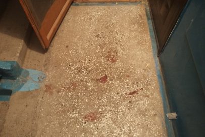 Чуть не убили. В Новотроицке в подъезде мужчину пырнули ножом