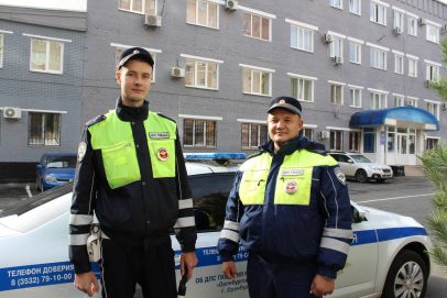 В Оренбурге полицейские вытащили автоледи из дорожной ямы