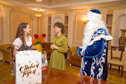 Министр культуры Евгения Шевченко исполнила мечту юной оренбурженки с «Ёлки желаний»