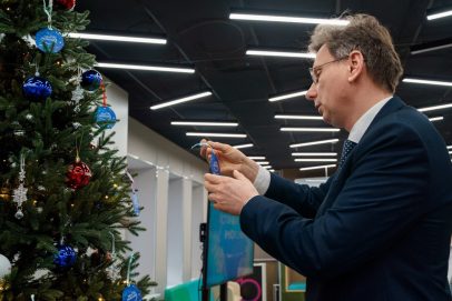 Министр образования Оренбуржья Алексей Пахомов исполнил мечты детей с «Ёлки желаний»