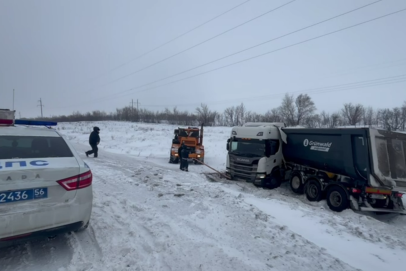Фуру вытащили из кювета. Под Сорочинском полицейские помогли водителю «Скании»