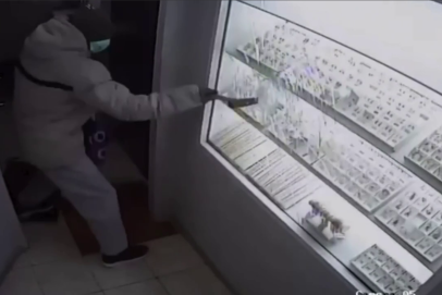 Это не кино. Бил витрину и пытался украсть золото в ломбарде в центре Оренбурга