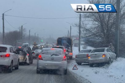 Метель привела к коллапсу на дорогах Оренбурга: пробки и взлёт цен на такси