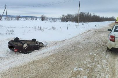 Коварная зимняя дорога. Автоледи на «Ладе» перевернулась под Сорочинском
