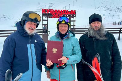 Митрополит Петр и глава минспорта Олег Панькин прямо стоя на лыжах подписали соглашение