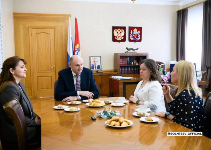 Евгений Солнцев встретился с воспитателями из Бугуруслана, вставшими на защиту детей