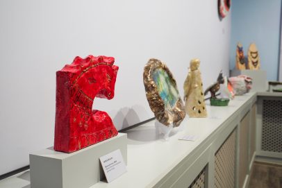 Яркая керамика Анны Ведары покорила Оренбург в проекте «Дети Врубеля»