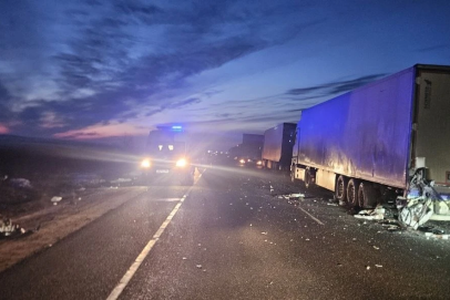 Под Акбулаком в жутком ДТП с фурой погибли 2 человека, пострадал водитель из Казахстана
