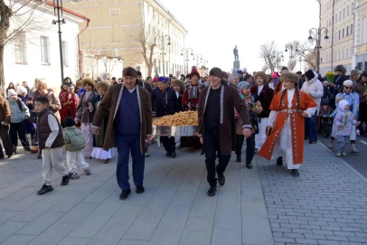 Цветы и угощенье. В честь Навруза в центре Оренбурга прошёл день щедрого дастархана