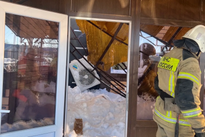 Снег еще опасен. В Саракташе после обрушения навеса госпитализирована женщина