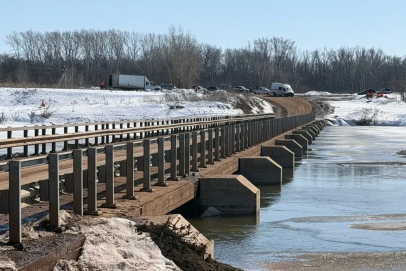 Ждем ледоход и подъем воды. 24 марта закроют мост через Урал в Илекском районе