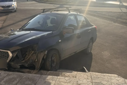 «Датсун» vs «Крузера». В центре Оренбурга после ДТП одно авто влетело в отдел полиции  