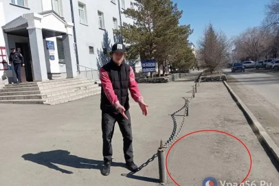 Жуть: Лежал у дороги — младенца в автолюльке нашли у здания УВД в Орске