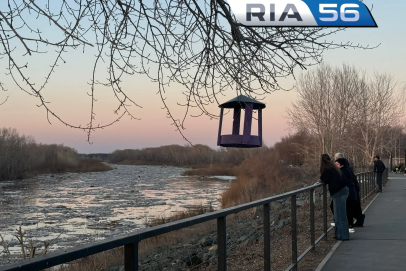 Чуден Урал при тихой погоде: Ледоход в лучах заката вызвал ажиотаж у оренбуржцев