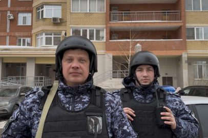 В Оренбурге росгвардейцы спасли девушку, которая сидела на балконе 12 этажа