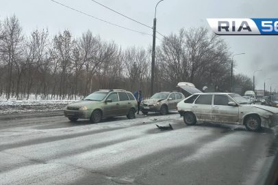 Тройное ДТП на Нежинском шоссе в Оренбурге: Что случилось — фото с места пробки