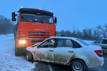 «Гранта» врезалась в КАМАЗ. Двое детей и водитель пострадали в ДТП под Бузулуком