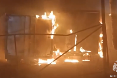 Море огня. 16 грузовых автомобилей сгорели дотла на пожаре в Оренбурге