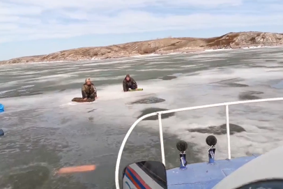 На Ирикле под рыбаками стал ломаться лёд, спасение сняли на видео