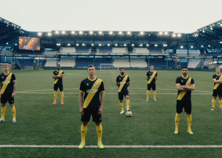 Футболисты «Оренбурга» презентовали новую форму с ностальгией по «Газовику»