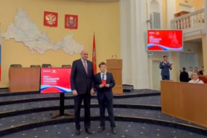 Евгений Солнцев вручил паспорта юным оренбуржцам