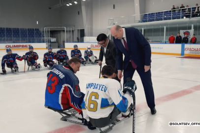 Солнцев посетил матч по следж-хоккею между командами из Оренбуржья и Казахстана