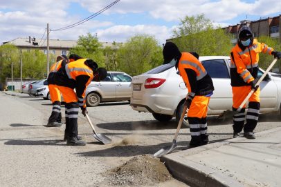 В Оренбурге на уборку улиц вышли африканцы из Сенегала
