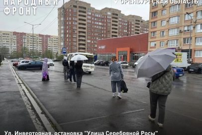 В Оренбурге люди ждут автобусы под дождем и снегом