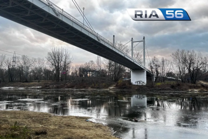 Упал с моста в Урал. В Оренбурге спасли 33-летнего мужчину