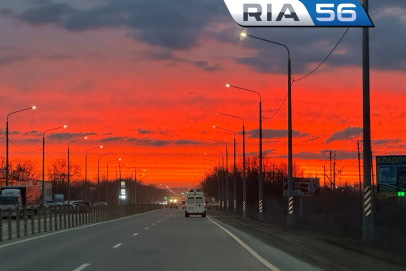 Алый закат навис над Оренбургом