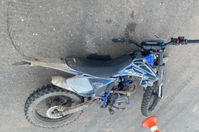 Разогнался на повороте. В Оренбурге пострадал 35-летний водитель питбайка