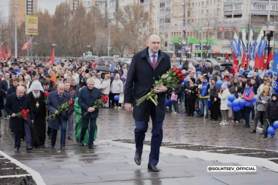 Оренбуржцы возложили цветы к памятнику первому космонавту Юрию Гагарину