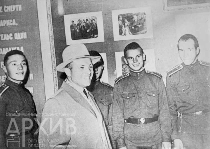 Гагарин в модной шляпе. Госархив Оренбуржья публикует редкие снимки первого космонавта