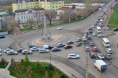 Южный «встал»: на мосту через Урал в Оренбурге закрыты две полосы