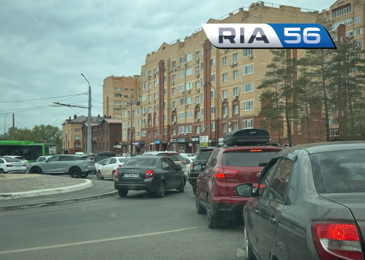 «Стоит» всё: ремонт моста и Радоница парализовали дороги Оренбурга