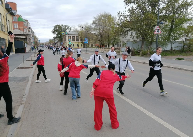 Оренбургские болельщики на полумарафоне устроили танцевальный флешмоб