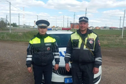 Покромсало руку. Полицейские быстро доставили пострадавшего водителя в Октябрьскую РБ