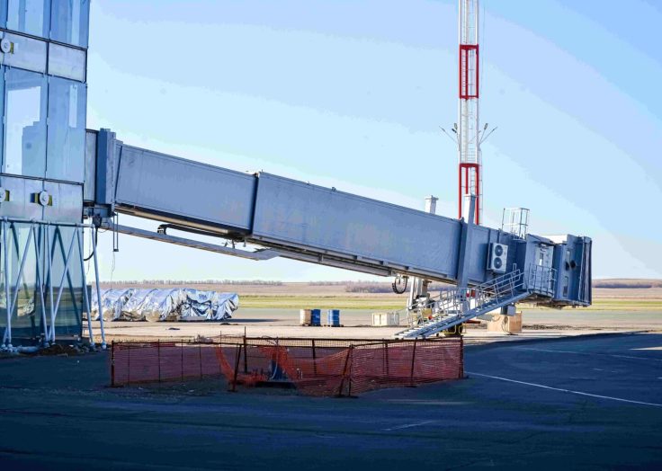 В новом терминале аэропорта Оренбурга устанавливают телескопические трапы