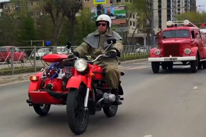 Ретро-мотоцикл с мотопомпой и раритетные пожарные машины проехали по Оренбургу
