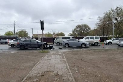 В Оренбурге на улице Шевченко произошло ДТП с участием трёх машин и пешехода